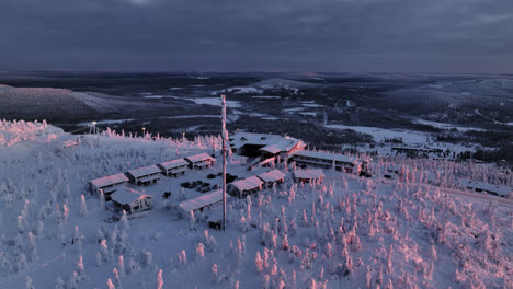 Vista-Aérea-Alrededor-Del-Hotel-Iso-syöte,-Espectacular-Puesta-De-Sol-De-Invierno-En-Syote,-Finlandia