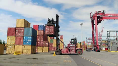 Gabelstapler-Stapelt-Schwere-Transportcontainer-Im-Hafen-Von-Montreal