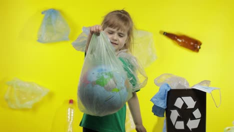 Aktivistin-Mit-Zellophanpäckchen-Um-Den-Hals.-Reduzieren-Sie-Die-Plastikverschmutzung-Der-Erde.-Ökologie-Retten