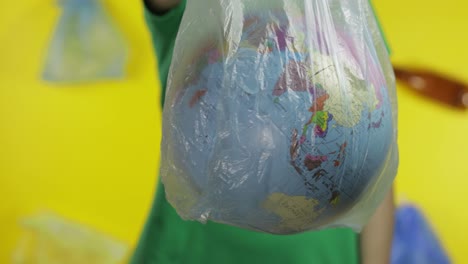 Unerkennbare-Frau-Mit-Erdkugel-In-Plastikverpackung.-Ökologie-Retten.-Plastikverschmutzung-In-Der-Natur