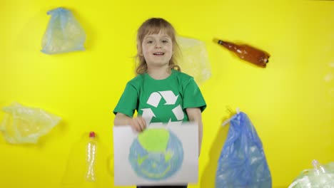 Niña-Voluntaria-Sosteniendo-Un-Cuadro-Pintado-De-La-Tierra.-Contaminación-De-La-Naturaleza-De-La-Basura-Plástica.-Salvar-La-Ecología