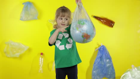 Niña-Activista-Con-Globo-Terráqueo-En-Paquete-De-Plástico.-Reducir-La-Contaminación-De-La-Naturaleza.-Salvar-El-Medio-Ambiente-Ecológico