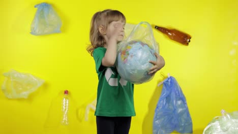 Una-Niña-Activista-Hace-Que-El-Globo-Terráqueo-Esté-Libre-De-Paquetes-De-Plástico.-Reducir-La-Contaminación-Por-Basura.-Salvar-La-Ecología