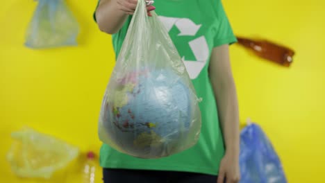 Mujer-Irreconocible-Con-Globo-Terráqueo-En-Paquete-De-Plástico.-Salvar-La-Ecología.-Contaminación-De-La-Naturaleza-Plástica