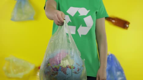 Mujer-Irreconocible-Con-Globo-Terráqueo-En-Paquete-De-Plástico.-Salvar-La-Ecología.-Contaminación-De-La-Naturaleza-Plástica