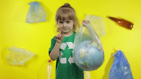 Una-Niña-Activista-Hace-Que-El-Globo-Terráqueo-Esté-Libre-De-Paquetes-De-Plástico.-Reducir-La-Contaminación-Por-Basura.-Salvar-La-Ecología