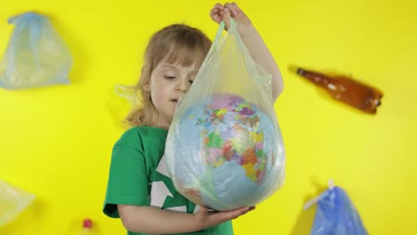 Niña-Activista-Con-Globo-Terráqueo-En-Paquete-De-Plástico.-Reducir-La-Contaminación-Por-Basura.-Salvar-El-Medio-Ambiente-Ecológico