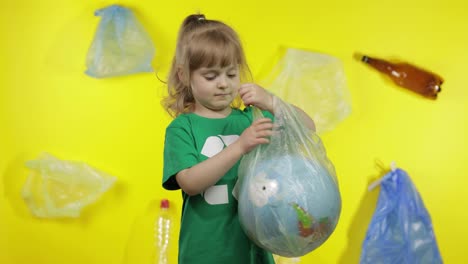 Una-Niña-Activista-Hace-Que-El-Globo-Terráqueo-Esté-Libre-De-Paquetes-De-Plástico.-Reducir-La-Contaminación-Por-Basura.-Salvar-La-Ecología