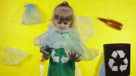 Aktivistin-Befreit-Sich-Von-Plastiktüten-An-Hals-Und-Kopf.-Plastikverschmutzung.-Ökologie-Retten