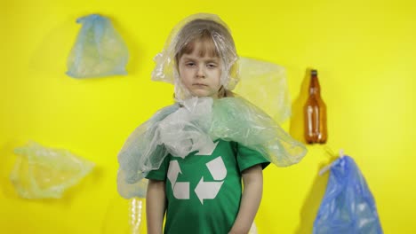 Freiwilliges-Mädchen-Trägt-Plastikverpackungen-An-Hals-Und-Kopf.-Plastikverschmutzung-Reduzieren.-Ökologie-Retten