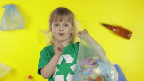 Niña-Activista-Con-Globo-Terráqueo-En-Paquete-De-Plástico.-Reducir-La-Contaminación-Por-Basura.-Salvar-El-Medio-Ambiente-Ecológico