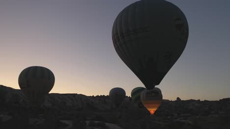 Vista-Aérea-De-Turquía-En-Capadocia-En-Globo-Aerostático-Cerca-Del-Globo-Aerostático-Donde-Los-Turistas-Están-Sentados-En-El-Globo