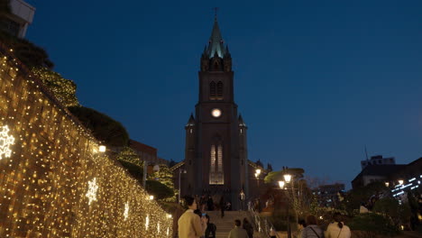 Menschen-Gehen-Nachts-Stufen-Auf-Und-Ab-Und-Machen-Fotos-In-Der-Nähe-Der-Myeongdong-Kathedrale-–-Statisch-In-Echtzeit