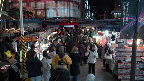 Vista-Nocturna-De-La-Calle-Peatonal-Myeongdong