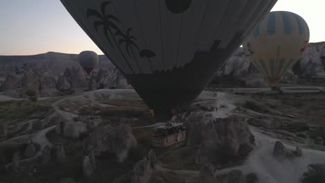 Vista-Aérea-Turquía-En-Capadocia-Globo-Aerostático-De-Cerca-En-Globo-Aerostático-Hermoso-Lugar-En-Turquía