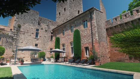 Zona-De-Piscina-En-El-Jardín-De-Un-Castillo-Francés,-Tiro-Inclinado-Durante-Un-Día-Soleado