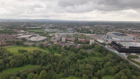 Antena-Sobre-El-Exuberante-Parque-Philips-Hacia-El-Centro-Nacional-De-Ciclismo-De-Manchester,-Reino-Unido