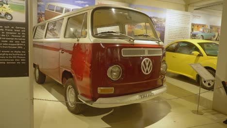Kultiger-Oldtimer-Van-Volkswagen-Kombi,-Ausgestellt-Im-Museum