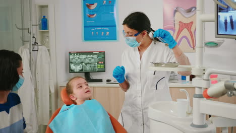 Zahnarzt-überprüft-Mit-Spiegel-Die-Zahngesundheit-Einer-Kleinen-Patientin