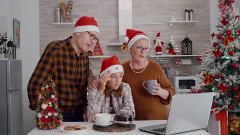 Abuelos-Con-Nieta-Saludando-A-Amigos-Remotos-Durante-Una-Reunión-De-Videollamada-En-Línea