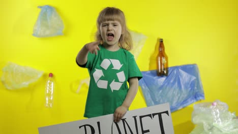 Una-Niña-Activista-Sostiene-Un-Cartel-Blanco.-Nuestro-Planeta-Necesita-Ayuda.-Contaminación-De-La-Naturaleza-Plástica