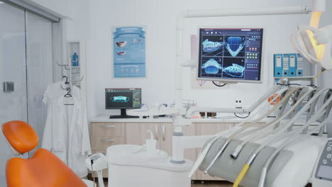 Aufschlussreiche-Aufnahme-Eines-Kieferorthopädenstuhls,-In-Dem-Niemand-Sitzt,-Röntgenbilder-Der-Zähne-Sind-Zu-Sehen