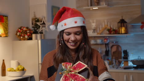 Mujer-Festiva-Con-Gorro-De-Papá-Noel-Recibiendo-Regalo