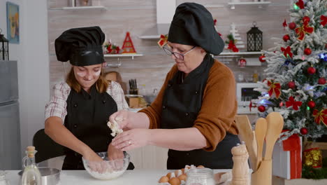 Nieta-Con-Abuela-Preparando-Masa-Casera-Tradicional-Horneando-Galletas-De-Postre-Tradicionales