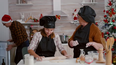 Nieta-Haciendo-Masa-De-Pan-De-Jengibre-Casera-Usando-Un-Rodillo-De-Cocina