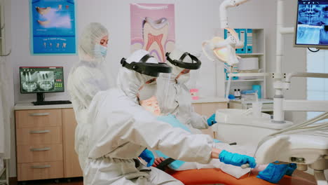 Kleines-Mädchen,-Patientin,-Sitzt-Im-Zahnarztstuhl-In-Der-Neuen-Normalen-Zahnarztpraxis