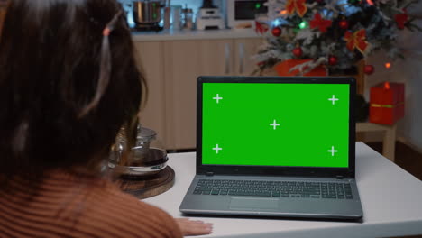 Kaukasische-Frau-Schaut-Auf-Grünen-Bildschirm-Auf-Laptop