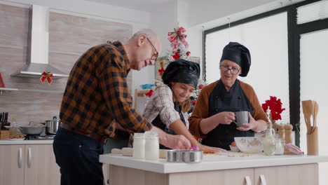 Los-Abuelos-Disfrutan-Pasar-Tiempo-Con-Su-Nieta-Cocinando-Postre-De-Pan-De-Jengibre.