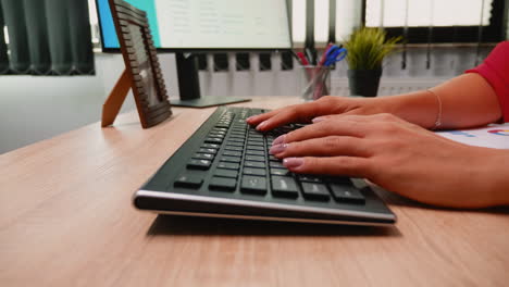 Persona-Escribiendo-En-El-Teclado-De-La-Computadora