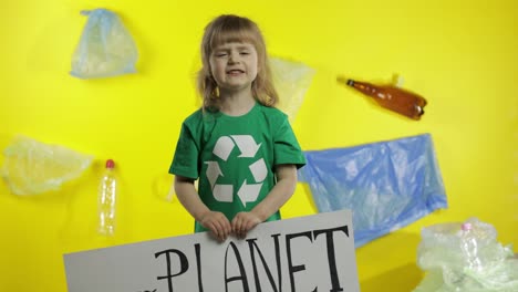 Aktivistin-Hält-Weißes-Plakat-In-Der-Hand.-Unser-Planet-Braucht-Hilfe.-Plastikverschmutzung-In-Der-Natur