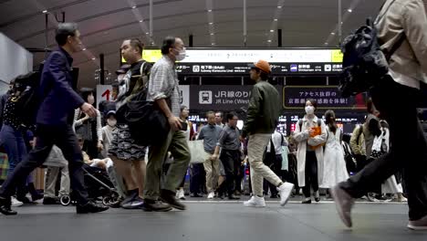 Hora-Punta-En-La-Estación-De-Tren-De-Kyoto,-Pies-Y-Piernas-De-Los-Pasajeros-Del-Tren