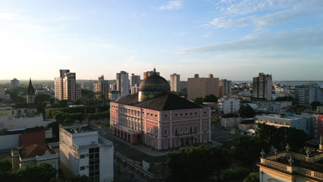 Imágenes-Aéreas-Del-Teatro-Principal-De-Manaos-A-La-Luz-Del-Amanecer-Temprano-En-La-Mañana.