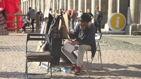 Artista-Callejero-Pintando-En-La-Calle