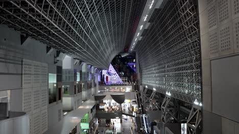 Vista-Nocturna-Dentro-Del-Atrio-En-El-Espectáculo-De-La-Estación-De-Kyoto