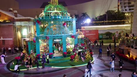 La-Gente-Se-Congrega-Alrededor-De-La-Entrada,-Decoraciones-Navideñas-De-1881.