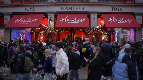 En-Cámara-Lenta,-Multitudes-De-Compradores-Navideños-Hacen-Cola-Frente-A-La-Famosa-Tienda-De-Juguetes-Hamlets-En-Regent-Street.