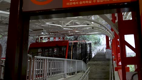 Vista-Del-Lado-Izquierdo-Vacío-Del-Teleférico-Koyasan-Estacionado-En-La-Estación-Gokurakubashi