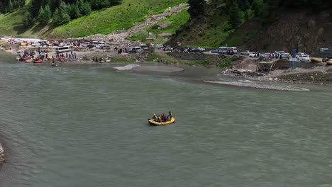 Antena-De-Gente-Haciendo-Rafting-En-La-Aldea-De-Naran-En-Pakistán-En-El-Río-Kunhar.