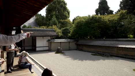 Führer-Mit-Hinweis-Auf-Die-15-Steine,-Die-Im-Zen-Steingarten-Am-Ryoanji-Tempel-Besichtigt-Werden-Können