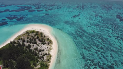 Nach-Oben-Schwenkbare-Drohnenaufnahme-Der-Insel-Managaha,-Die-Marianas-Graben-Freigibt