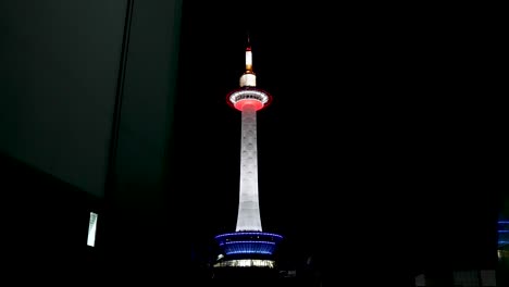 Beleuchteter-Kyoto-Turm-Bei-Nacht-Vor-Schwarzem-Himmel