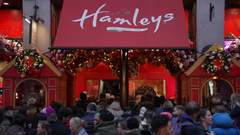 In-Zeitlupe-Stehen-Weihnachtseinkäufer-Vor-Dem-Berühmten-Spielzeugladen-Hamlets-In-Der-Regent-Street-Schlange