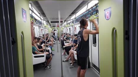 La-Gente-Viaja-Dentro-Del-Tren-Subterráneo-En-Movimiento-De-La-Ciudad-De-Buenos-Aires,-Argentina