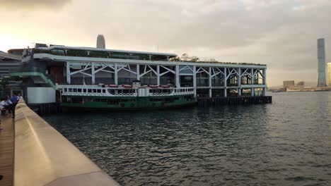 Los-Visitantes-Capturan-Imágenes-De-Las-Puestas-De-Sol-Sobre-El-Muelle-Del-Ferry-De-Wan-Chai.