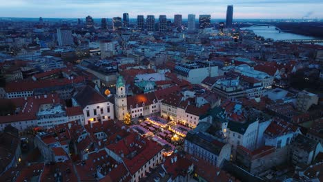 Die-Altstadt-Von-Bratislava-Mit-Modernen-Geschäftsgebäuden-In-Der-Innenstadt-Und-Weihnachtsmärkten-Auf-Dem-Hauptplatz-Am-Abend