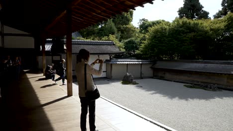 Tourist,-Der-Von-Der-Veranda-Aus-Ein-Video-Mit-Dem-Smartphone-Im-Zen-Steingarten-Des-Ryoanji-Tempels-Aufnimmt